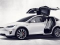 Tesla Model X: iPhone medzi autami