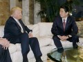 VIDEO: Donald Trump si zahral golf s japonským premiérom, Šinzo Abe spadol do bunkeru