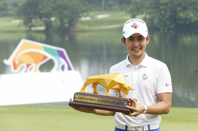 SHENZHEN, CHINA - APRIL 25: Soomin Lee of South Korea holds the trophy after winning the Shenzhen International at Genzon Golf Club on April 25, 2016 in Shenzhen, China. (Photo by Lintao Zhang/Getty Images)