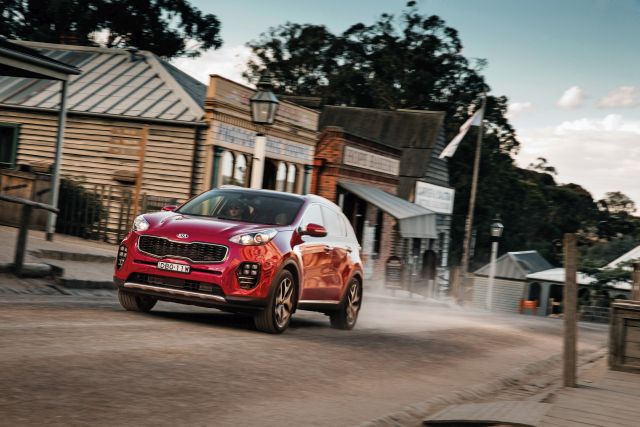 2016 Kia Sportage Platinum front 3/4 driving.